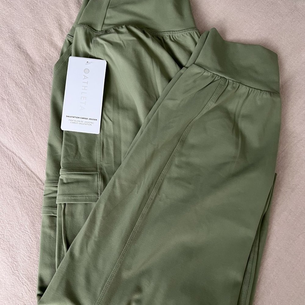 ATHLETA Women's green Salutation Cargo Joggers  - NWT - size Large